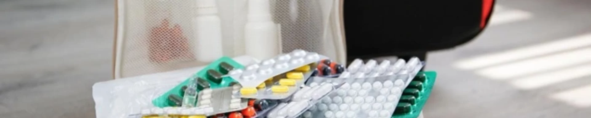 puedo llevar medicamentos en el avion